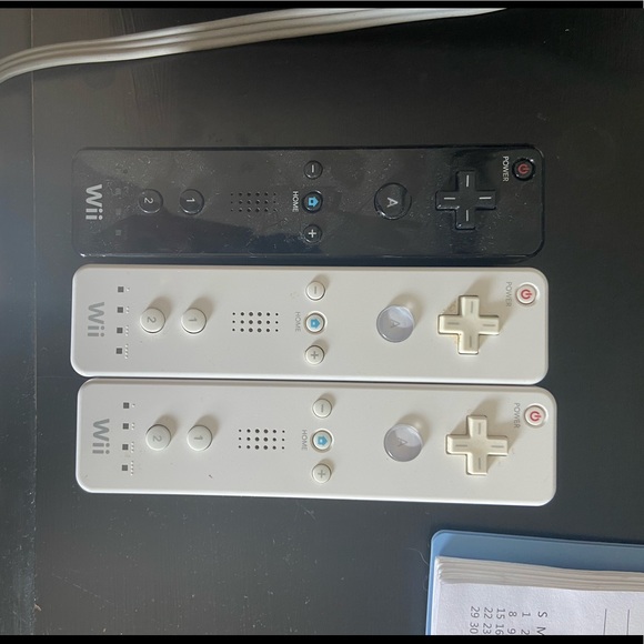 Wii, 3 remotes, and 3 games - Picture 2 of 4